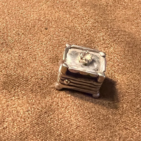 Pandora “ Princess and the Pea” charm SS and 14 K crown and Pea - Picture 5 of 5